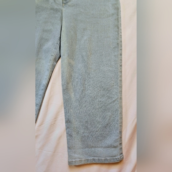Gloria Vanderbilt Womens Light Wash Amanda Slimming Effect Capri Jeans Size 8 - Picture 2 of 12
